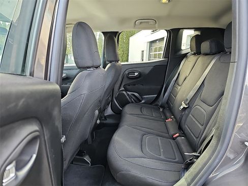 Used 2021 Jeep Renegade Latitude image 10