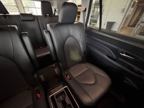 Used 2025 Toyota Grand Highlander LE image 43