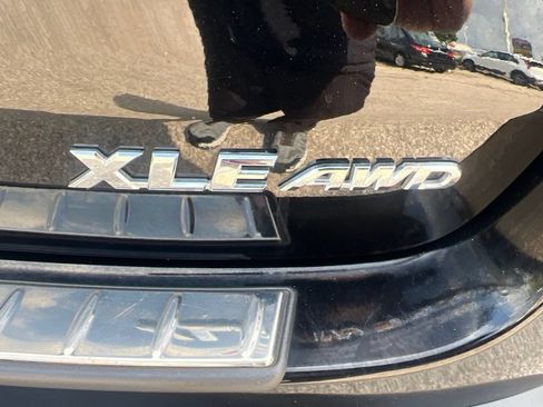 Used 2019 Toyota Highlander XLE AWD/4WD image 34