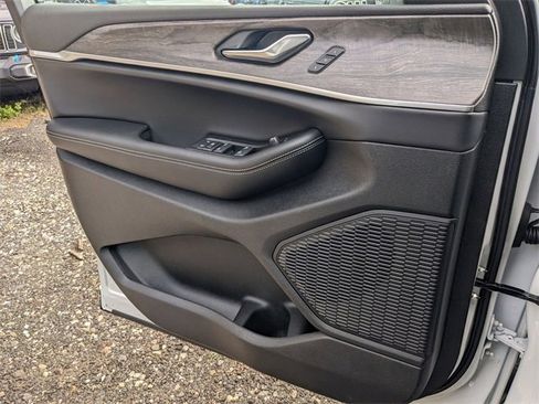 New 2024 Jeep Grand Cherokee L Limited image 20