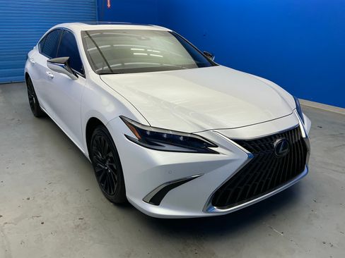 Used 2023 Lexus ES 300h Ultra Luxury FWD image 2