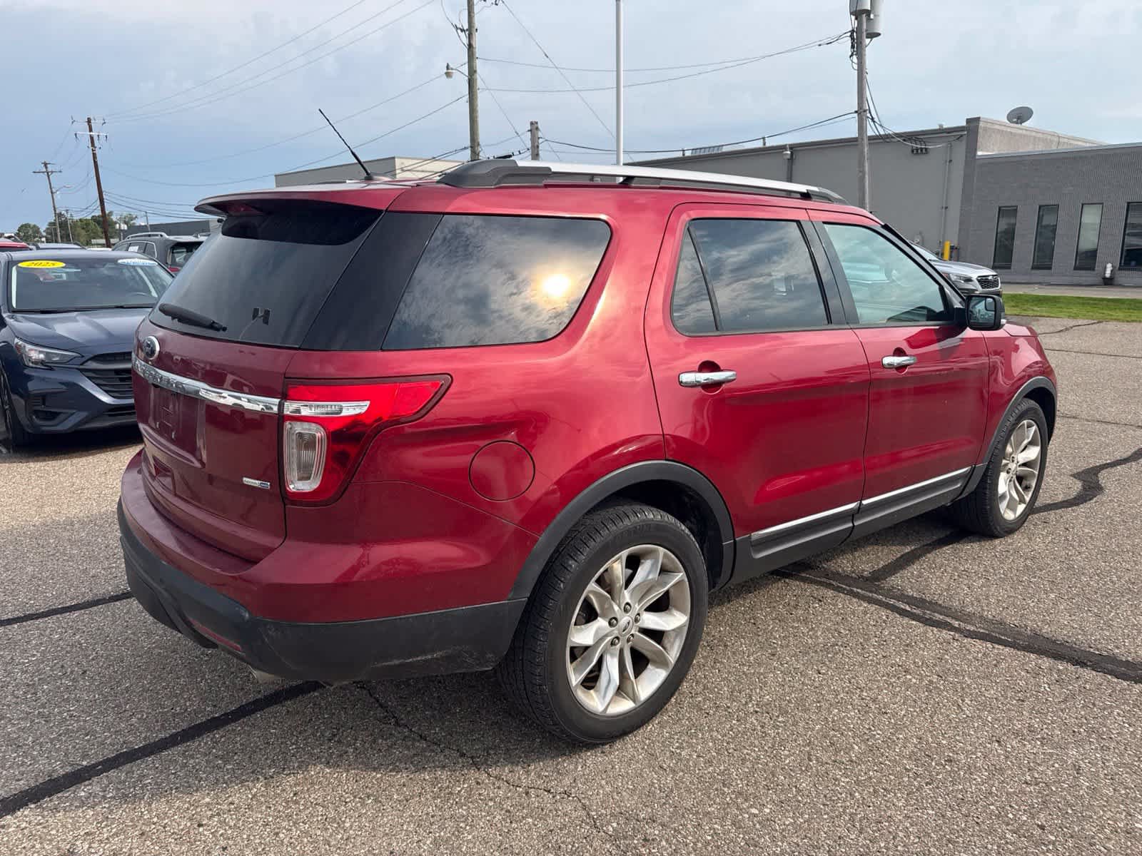 Used 2014 Ford Explorer XLT w/ Equipment Group 202A AWD/4WD image 3