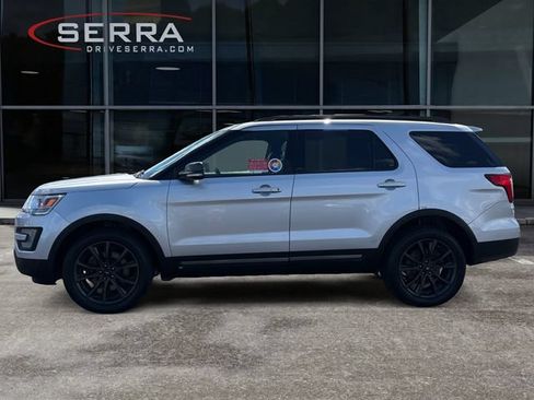 Used 2017 Ford Explorer XLT w/ Equipment Group 202A AWD/4WD image 2