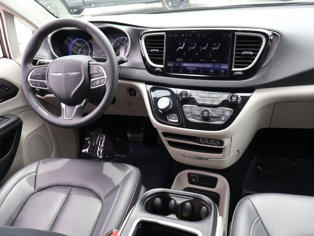Used 2024 Chrysler Pacifica Touring-L FWD image 12