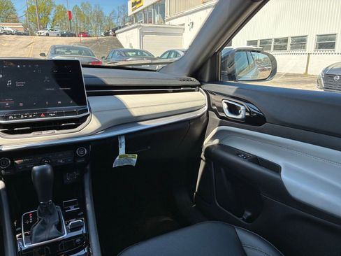 Used 2025 Jeep Compass Limited image 36