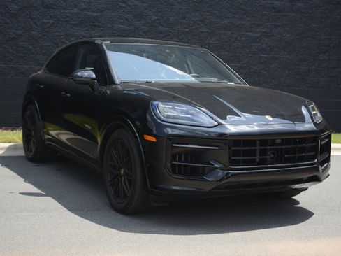 Certified 2025 Porsche Cayenne GTS AWD/4WD image 9