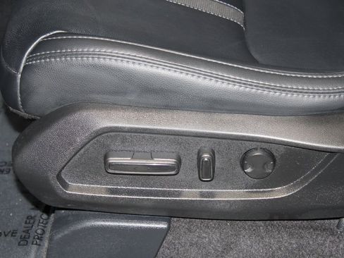 Used 2025 Honda Pilot Touring image 13