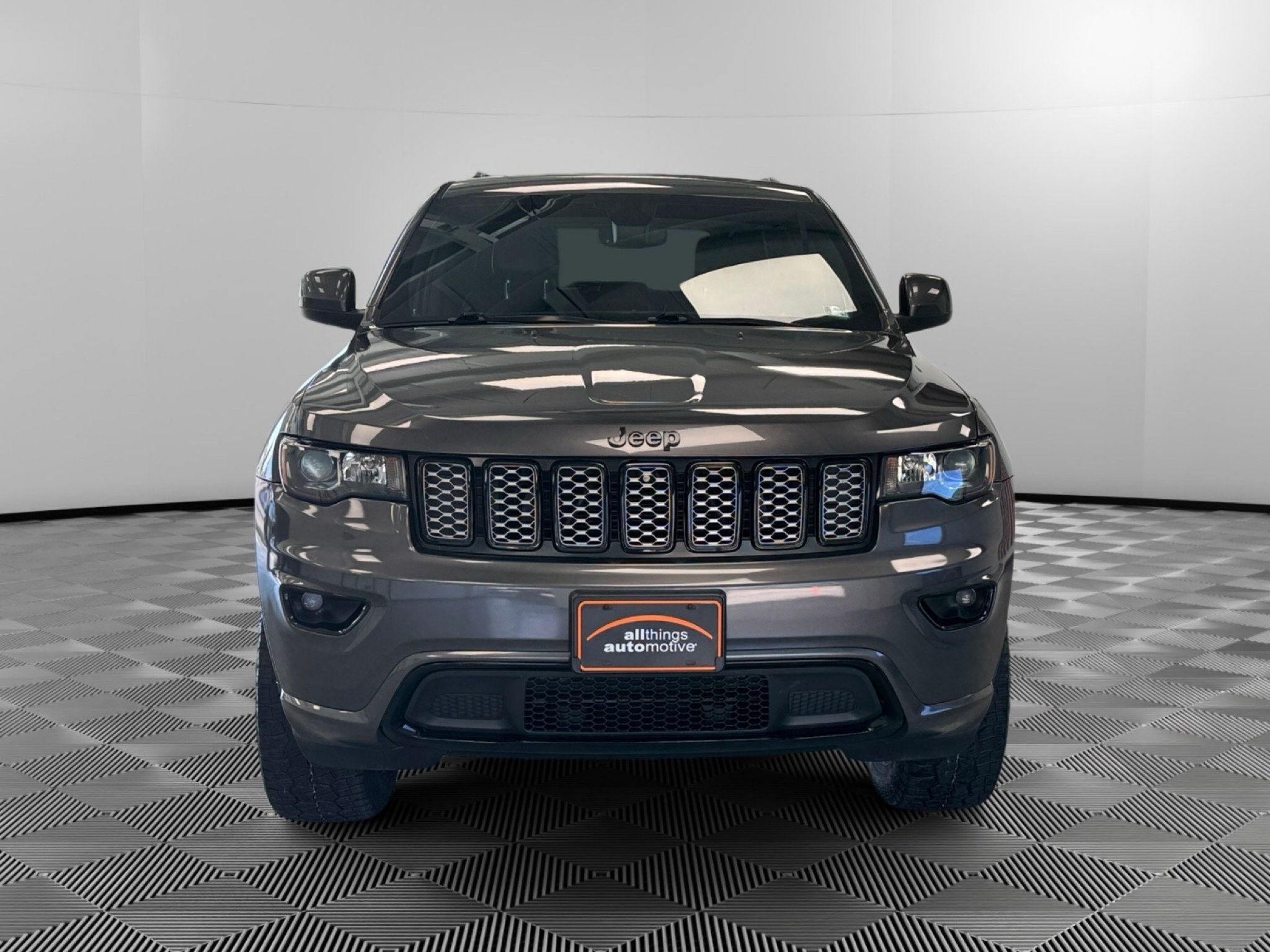 Used 2018 Jeep Grand Cherokee Altitude AWD/4WD image 3