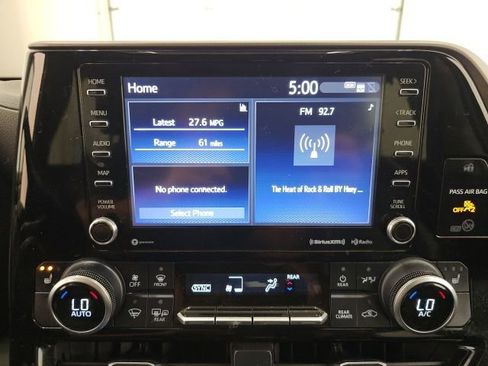 Used 2020 Toyota Highlander XLE AWD/4WD image 23