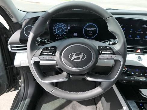 New 2025 Hyundai Elantra Limited image 17