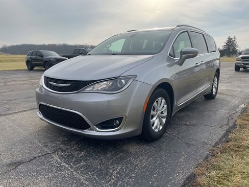 Used 2017 Chrysler Pacifica Touring-L image 7