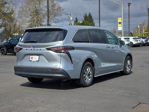 Certified 2024 Toyota Sienna LE FWD image 5