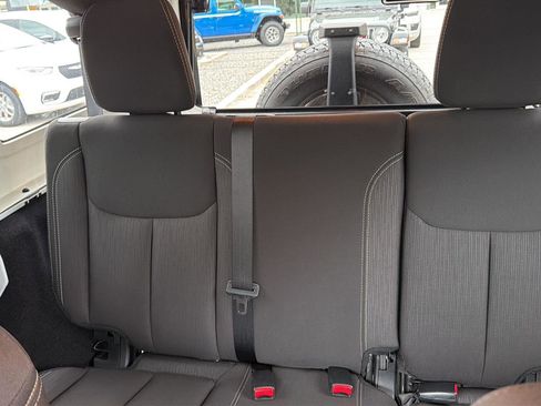 Used 2017 Jeep Wrangler Unlimited Sahara w/ Connectivity Group AWD/4WD image 17