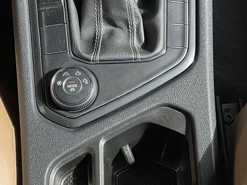 Used 2024 Volkswagen Tiguan SE image 18