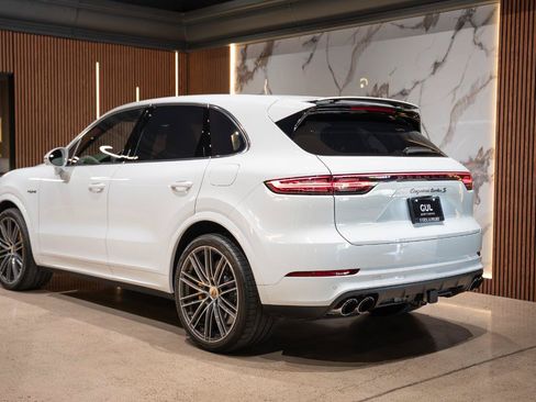 Used 2022 Porsche Cayenne Turbo S AWD/4WD image 5