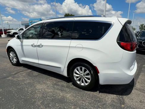 Used 2018 Chrysler Pacifica Touring-L FWD image 6