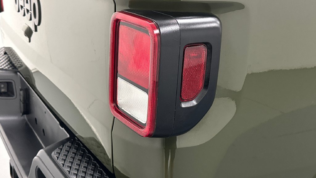 Used 2022 Jeep Gladiator Sport AWD/4WD image 24