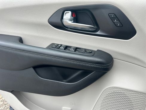 Used 2020 Chrysler Pacifica Limited w/ Advanced Safetytec Group image 28