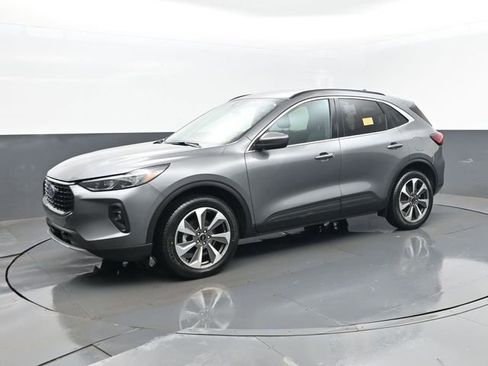 Used 2025 Ford Escape Platinum image 2