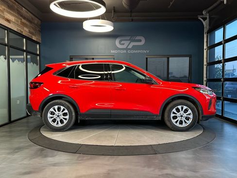 Used 2024 Ford Escape Active AWD/4WD image 2