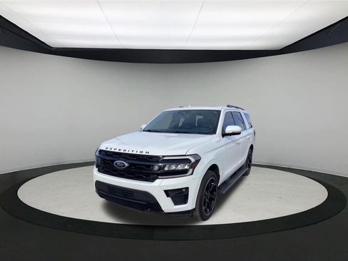 Used 2022 Ford Expedition Limited image 4