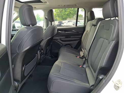 Used 2023 Jeep Grand Cherokee Laredo X AWD/4WD image 13