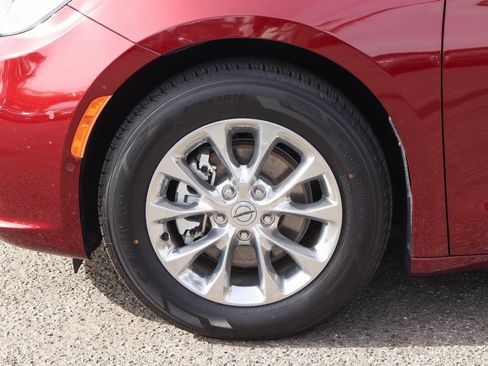 Used 2021 Chrysler Pacifica Touring-L w/ Uconnect Theater Family Group image 42