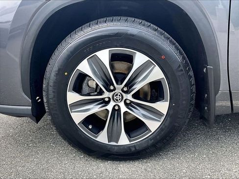 Used 2023 Toyota Highlander XLE AWD/4WD image 7