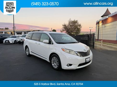 Used 2012 Toyota Sienna XLE FWD image 3