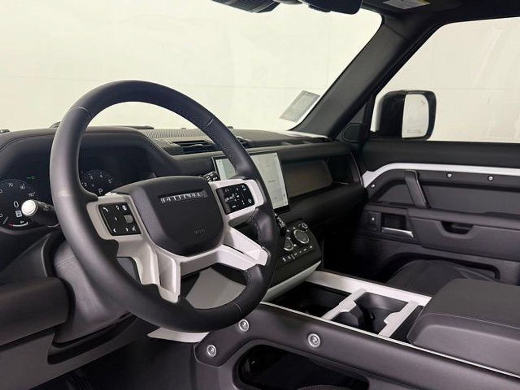 New 2025 Land Rover Defender 130 X-Dynamic SE AWD/4WD image 4