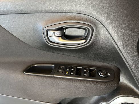 Used 2018 Jeep Renegade Latitude AWD/4WD image 19
