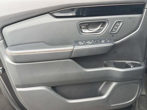 Used 2025 Honda Pilot TrailSport image 16