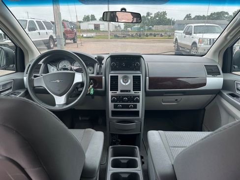 Used 2010 Chrysler Town & Country Touring FWD image 9