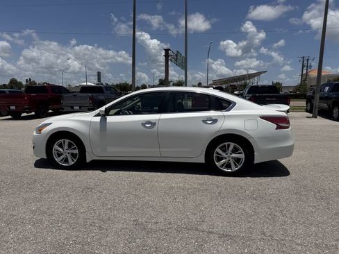 Used 2014 Nissan Altima 2.5 SL w/ Moonroof Package FWD image 9