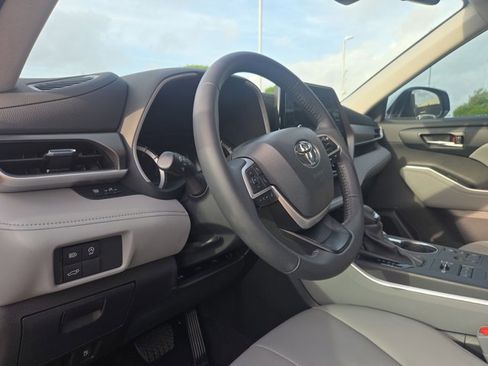 Used 2024 Toyota Highlander XLE image 10