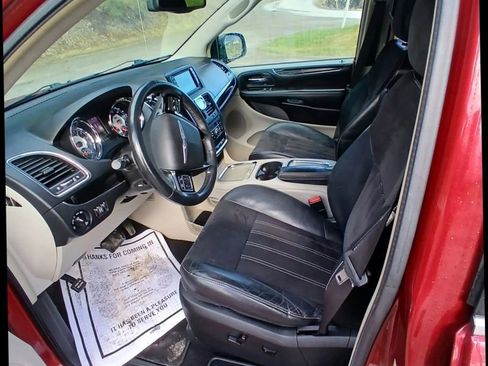 Used 2014 Chrysler Town & Country Touring-L image 8