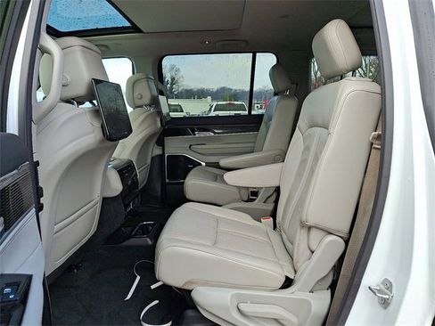 Used 2022 Jeep Wagoneer Series III w/ Premium Group I image 11