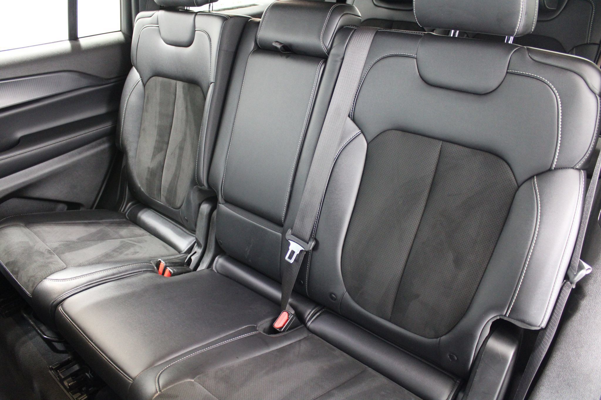 Used 2023 Jeep Grand Cherokee L Laredo AWD/4WD image 18