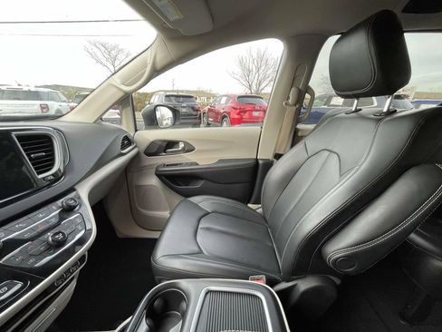 Used 2023 Chrysler Pacifica Touring-L image 30