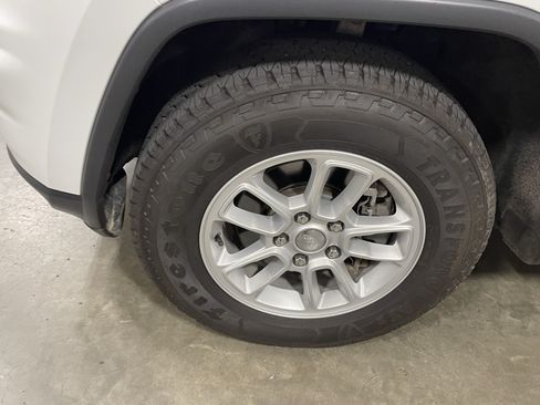 Used 2018 Jeep Grand Cherokee Laredo AWD/4WD image 9