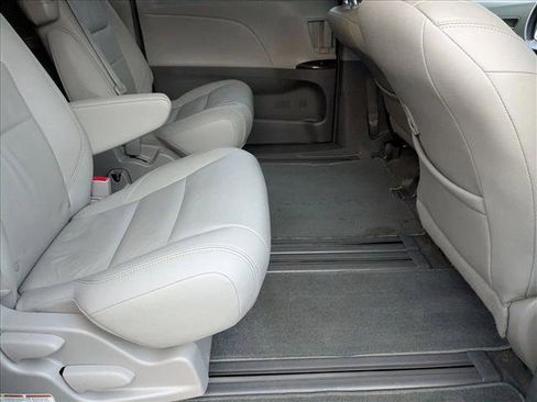 Used 2018 Toyota Sienna XLE image 21