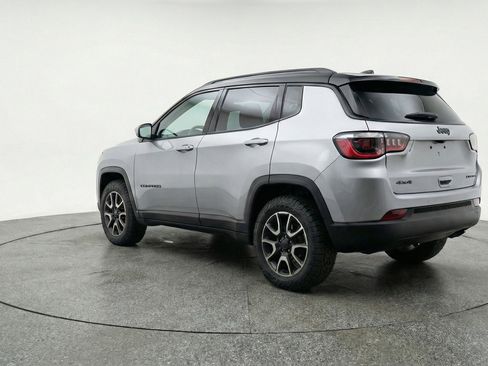 Used 2025 Jeep Compass Trailhawk AWD/4WD image 5