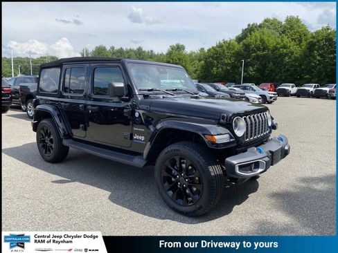 Certified 2024 Jeep Wrangler Unlimited Sahara w/ Technology Group AWD/4WD image 1