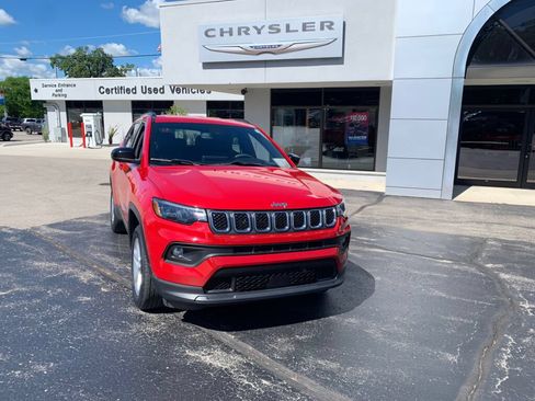 Used 2023 Jeep Compass Latitude w/ Convenience Group AWD/4WD image 2