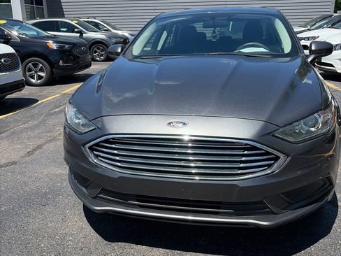 Used 2018 Ford Fusion SE w/ Fusion SE Technology Package FWD image 8