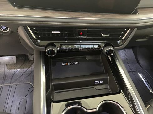 Certified 2025 Chevrolet Suburban Premier AWD/4WD image 21