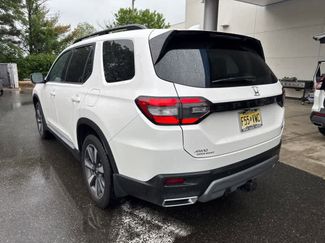 Used 2025 Honda Pilot Touring video 2