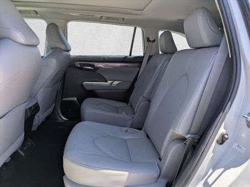Certified 2024 Toyota Highlander Platinum FWD image 19