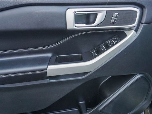 Used 2021 Ford Explorer XLT image 19