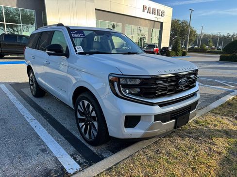 Used 2025 Ford Expedition Platinum w/ Driver's Package image 2